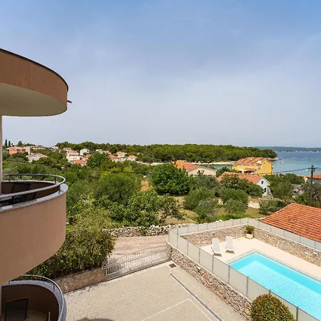 Mokra With Private Pool بيت للعطل *